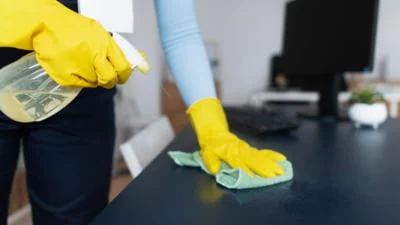 De ce ar trebui să încetezi să mai amesteci bicarbonatul de sodiu cu oțet pentru curățenie, potrivit unui specialist