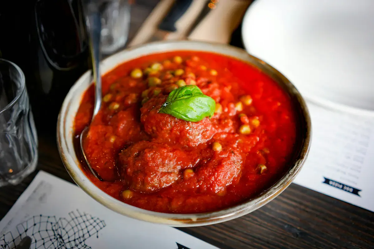 El ingrediente secreto para reducir la acidez de la salsa de tomate.