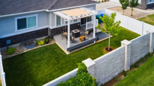 Foto de un patio trasero en un jardÃn con una pérgola.