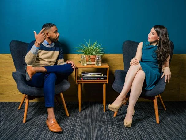 Imagen recurso de dos personas hablando