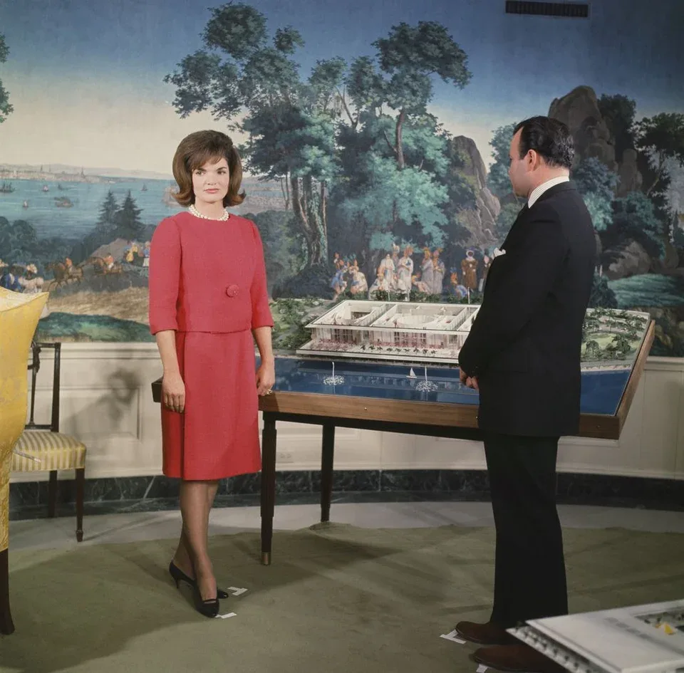 Jackie Kennedy, con el famoso traje rojo, en 1962.