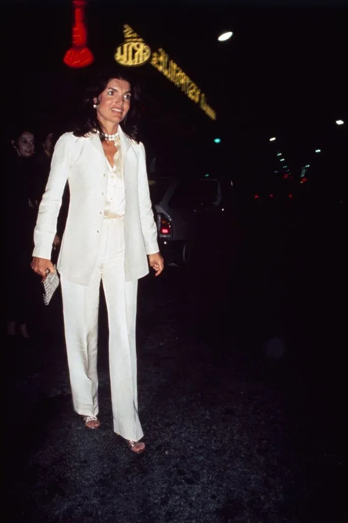 Jackie Kennedy con traje blanco.