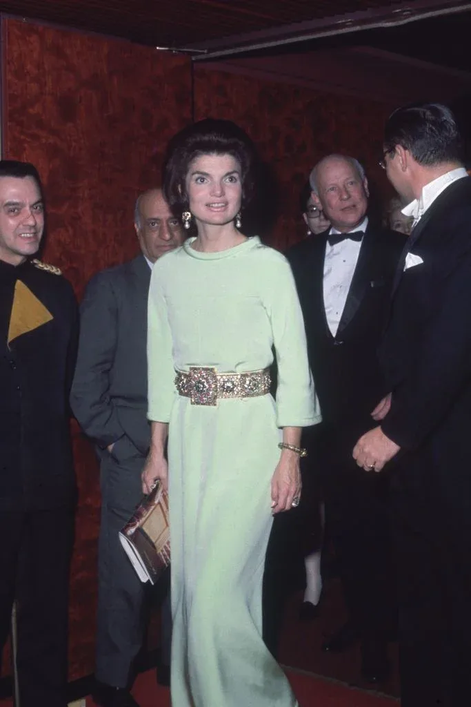 Jackie Kennedy en la ópera de Nueva York, con vestido largo y cinturón joya, 1967.