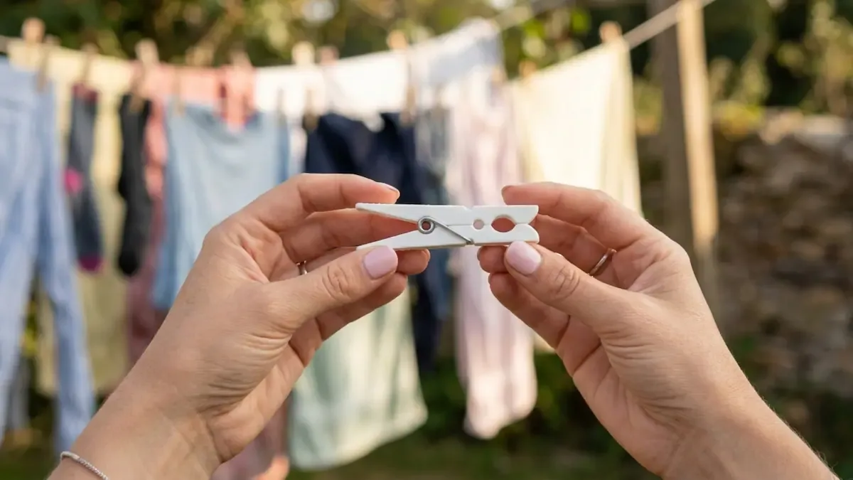 Los broches de plástico suelen ser menos resistentes que los de madera para colgar la ropa en el tender. (Imagen creada con IA)