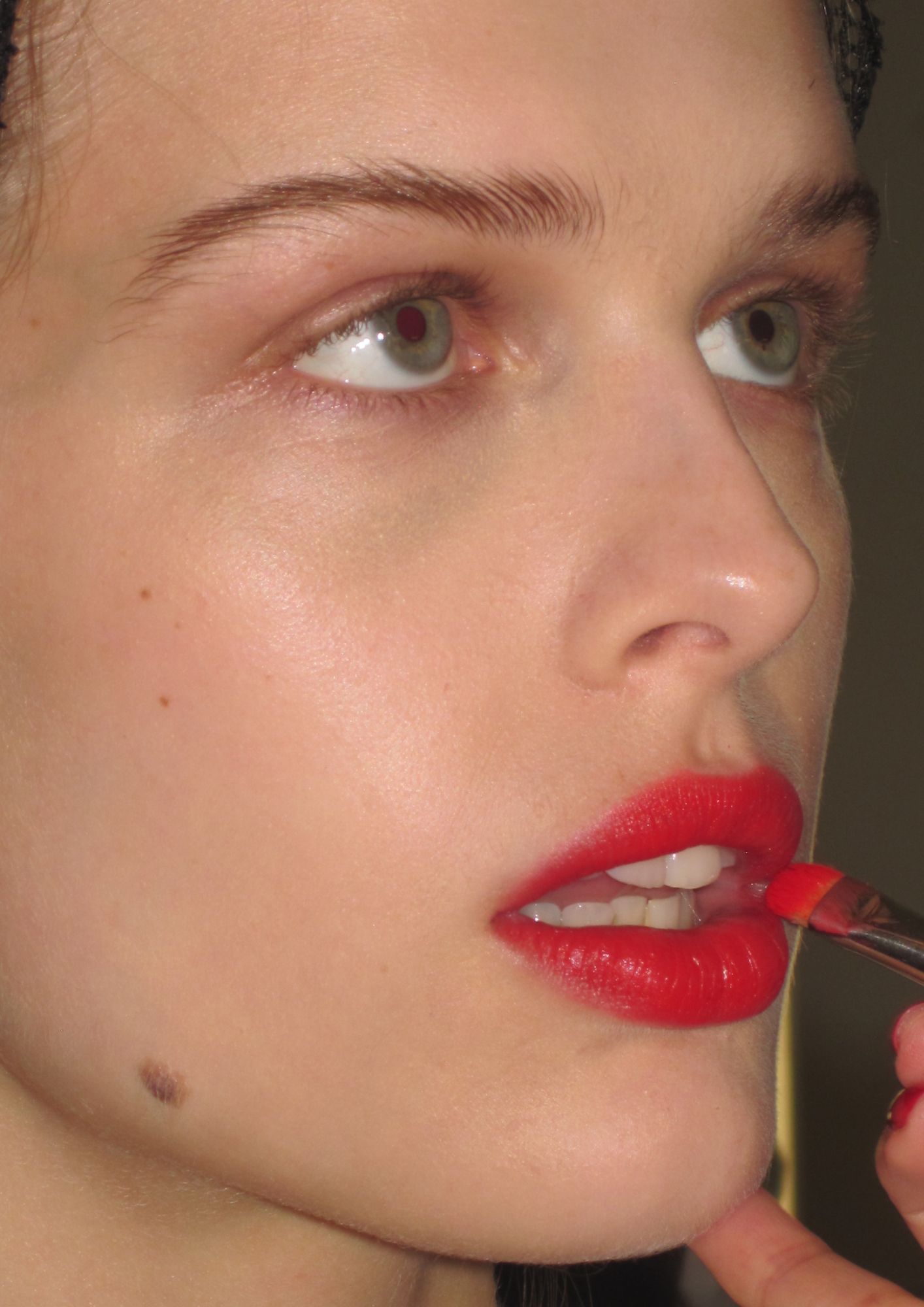 vizažistica Fara Homidi nanosi makeup na usne modela