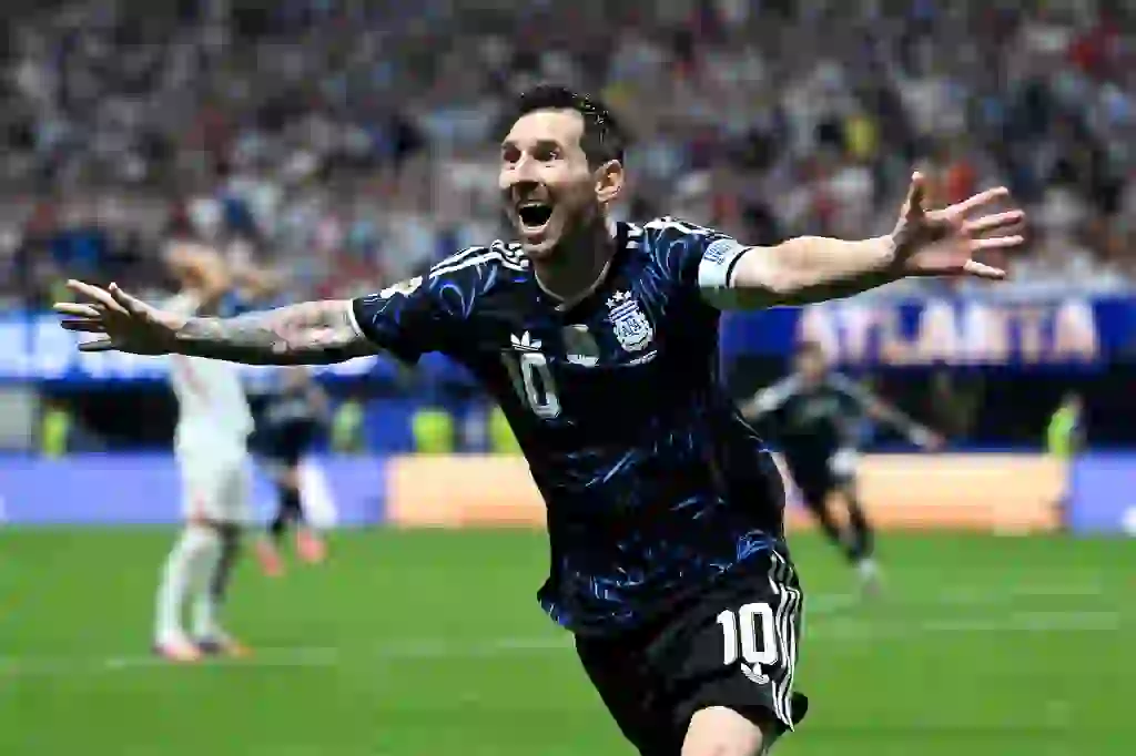 Lionel Messi celebra el segundo gol de Lautaro MartÃnez al minuto 90+2'.