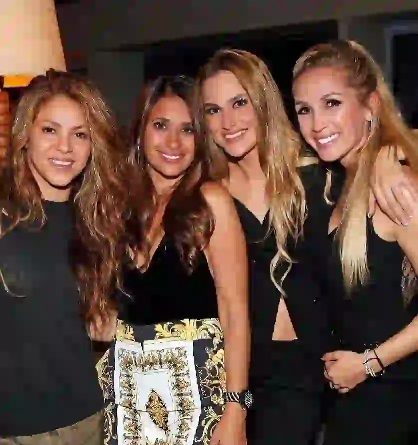 Shakira con Antonela Rocuzzo, Elena Galera y SofÃa Balbi.