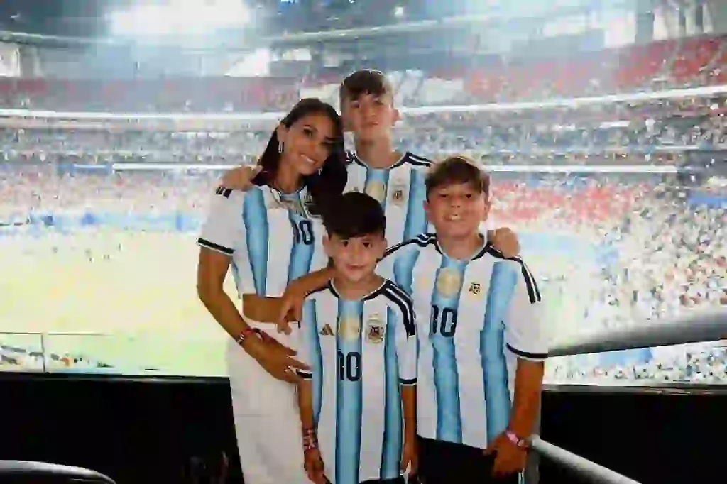 Antonela Roccuzzo con sus tres hijos en el partido que llevó a Argentina a la final