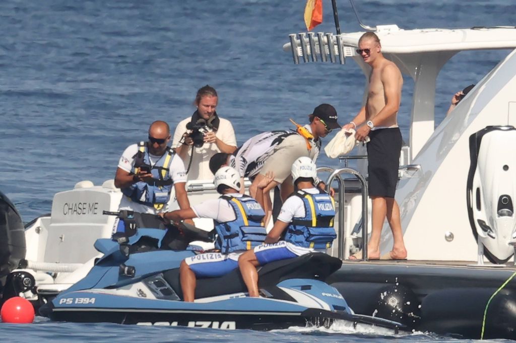 Erling Haaland, fue visto disfrutando de un paseo en bote en Taormina tras participar en la Copa del Mundo.