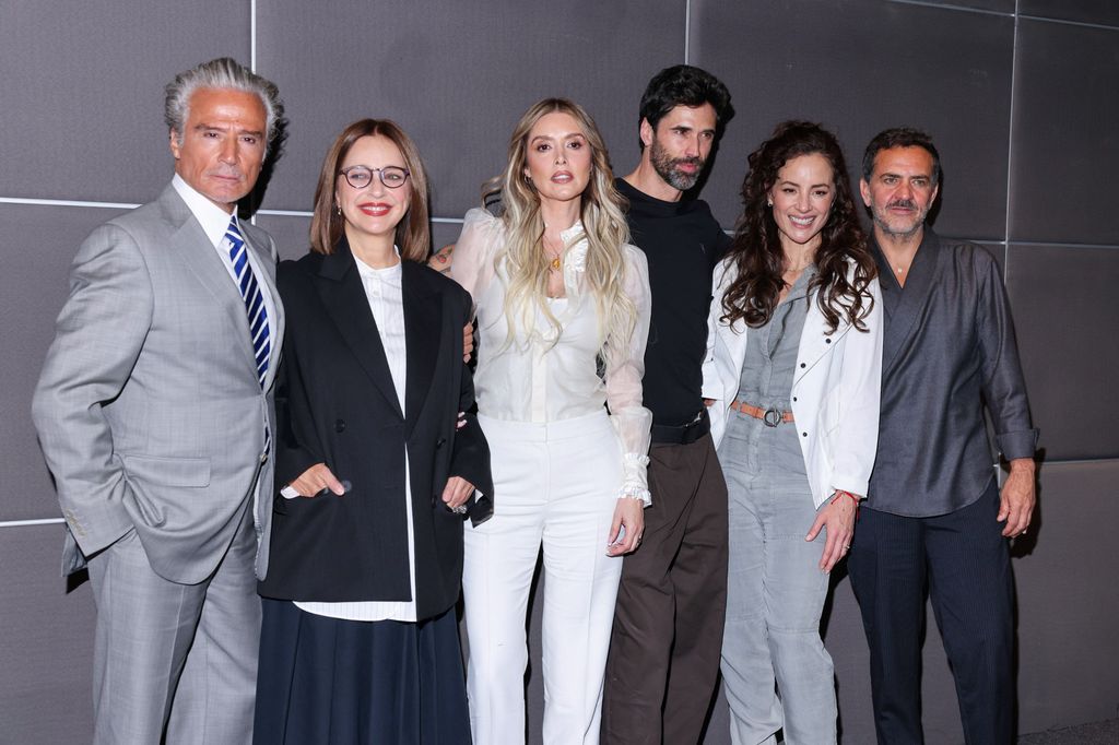.Rene Casados, Flavio Medina, Marlene Favela, Marisol del Olmo, Matías Novoa y Claudia Ramírez en la presentación de la telenovela 'El Renacer de Luna' en Televisa San Ángel en la Ciudad de México.