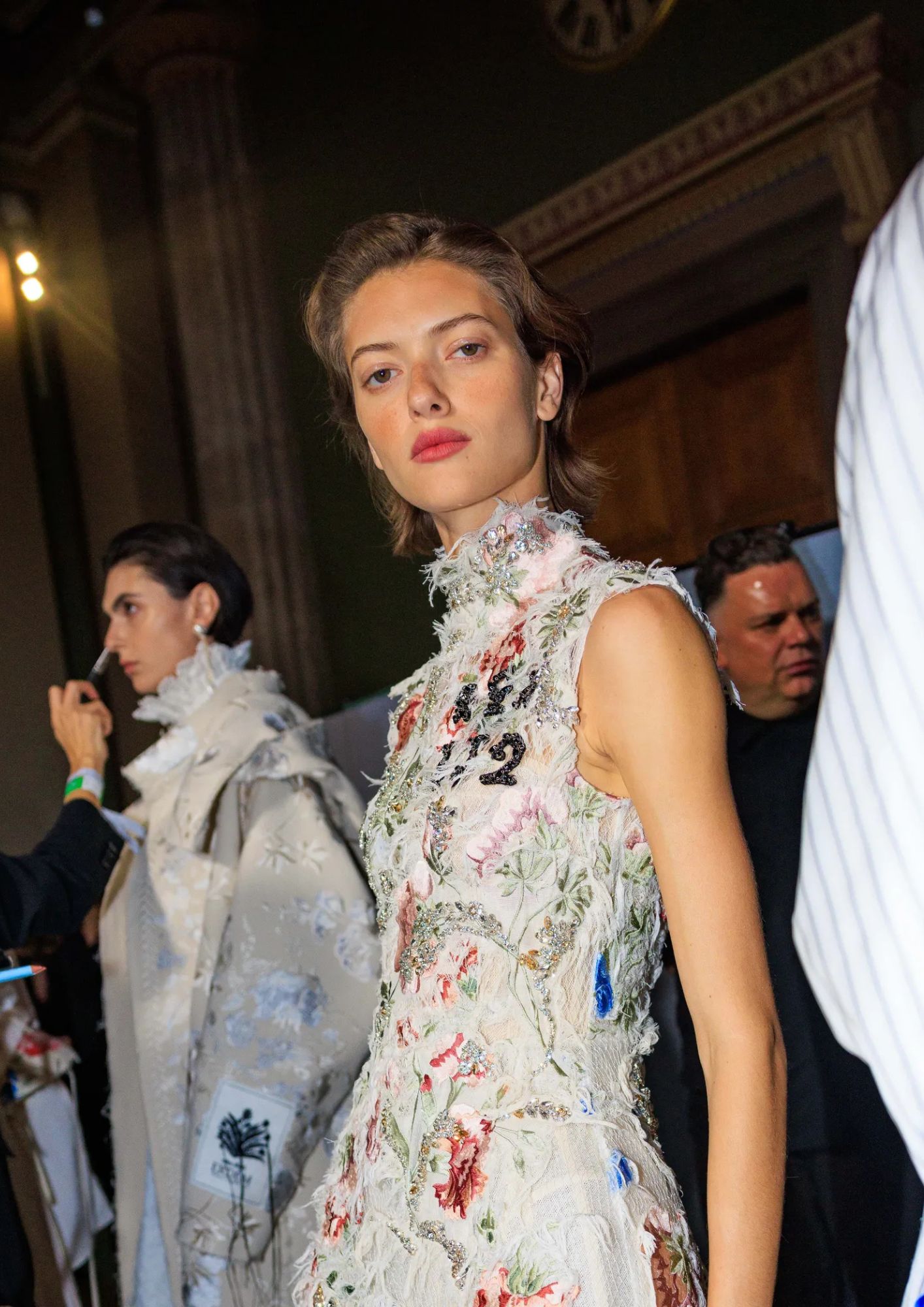 model s punijim usnama u backstageu Erdem revije