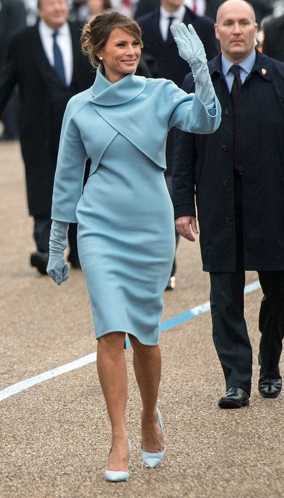 Melania Trump con el traje azul en Washington, 2017.