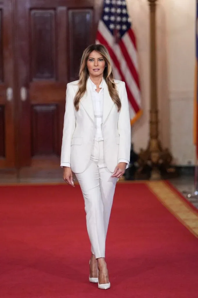 Melania Trump con traje blanco en la Casa Blanca, 2026.