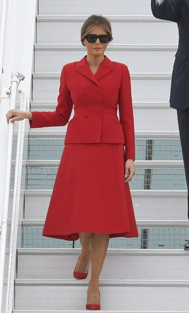 Melania Trump en ParÃs con el traje rojo de Christian Dior, 2017.