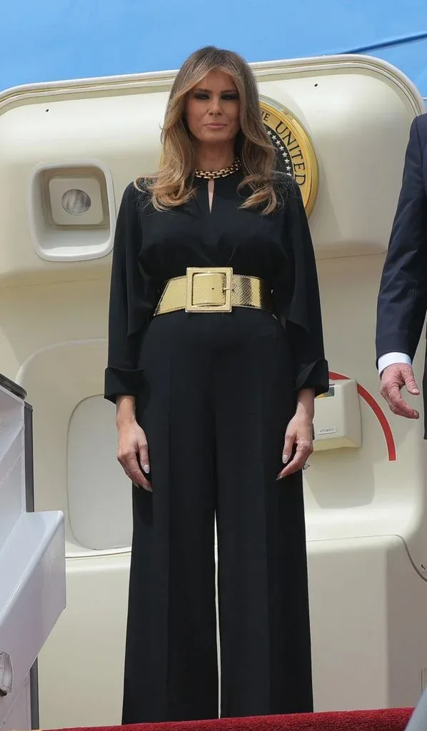 Melania Trump en su viaje oficial a Arabia SaudÃ, con un mono de Stella McCartney, 2017.