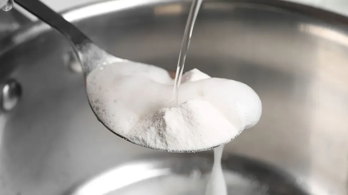 Mezclar pasta dental con bicarbonato: por qué recomiendan hacerlo y cómo transforma el hogar.