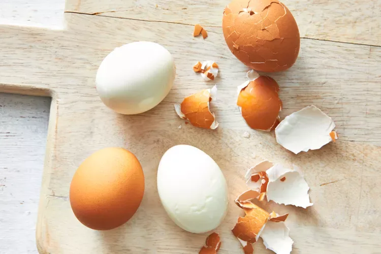 peeling eggs