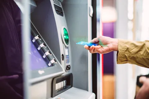 Tenga cuidado con los retiros en cajero automático cuando se encuentre en el extranjero