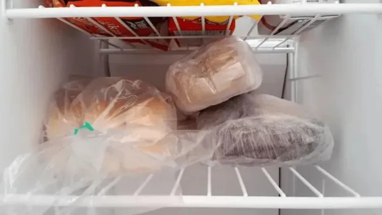 Una vez que se descongeló, el pan no se puede volver a congelar.