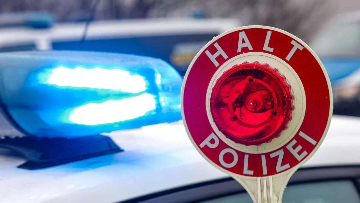 ARCHIV - 05.02.2025, Sachsen, Burgstein: Ein Polizist hält eine Polizeikelle für eine Kontrolle auf einem Parkplatz an der Autobahn. (zu dpa: „Autofahrer flieht vor Kontrolle auf A2“) Foto: Jan Woitas/dpa +++ dpa-Bildfunk +++