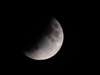 Bei einer Mondfinsternis schiebt sich der Vollmond in den Schatten, den die Erde ins Weltall wirft. (Archivbild)