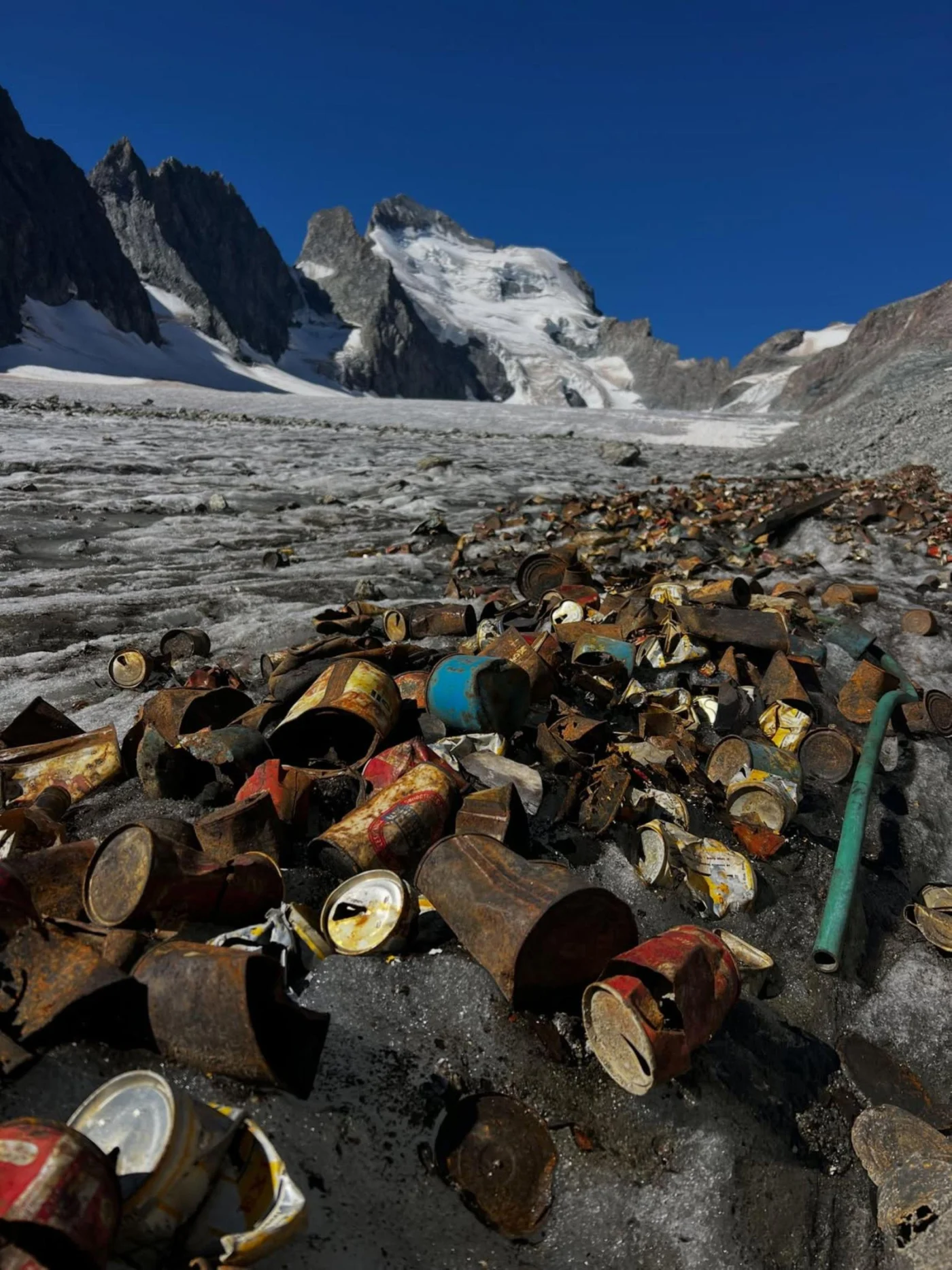 Berge von Konservendosen vergangener Jahrzehnte wurden am Glacier Blanc durch die Gletscherschmelze freigelegt.