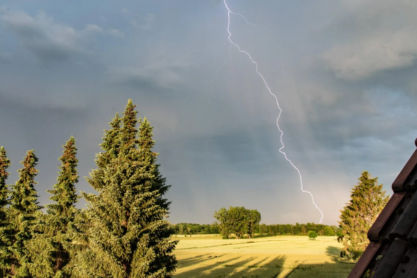 Blitz bei bewölktem Himmel.