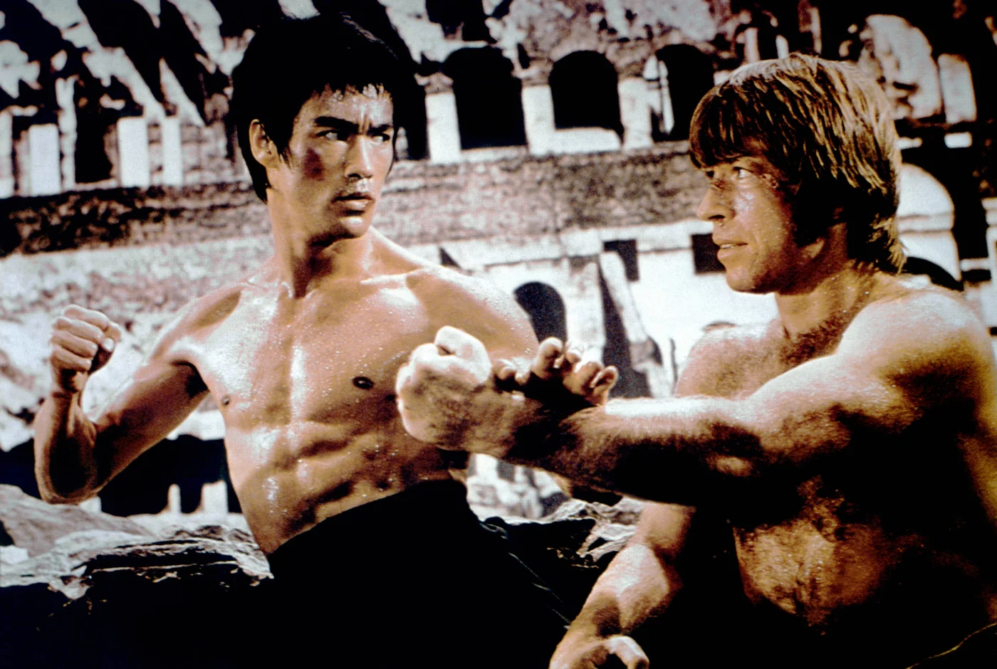 Chuck Norris und Bruce Lee in einer Szene von Die Todeskralle schlägt wieder zu.