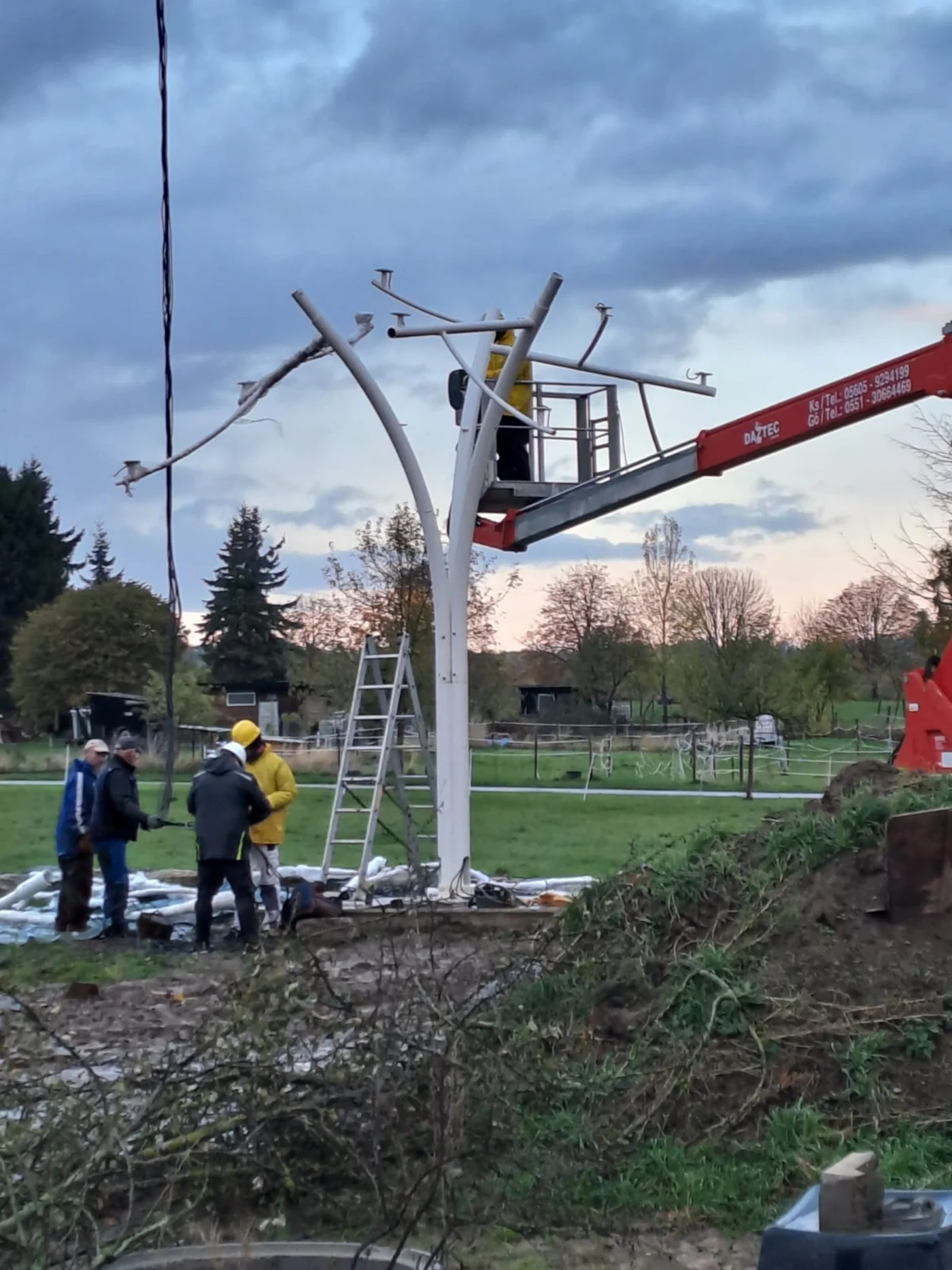 Der Windbaum in Niedersachsen ist rund 3,5 Tonnen schwer und steht in einem Betonfundament.