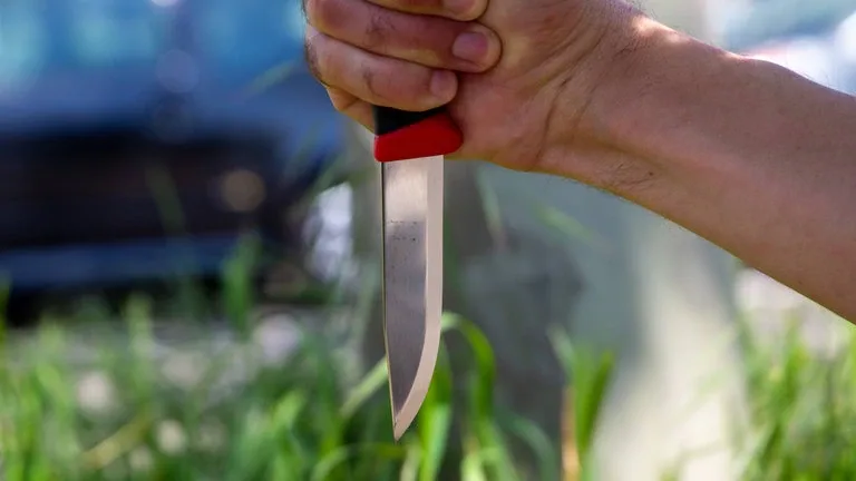 Ein Mann hält ein Messer in der Hand (Symbolfoto).