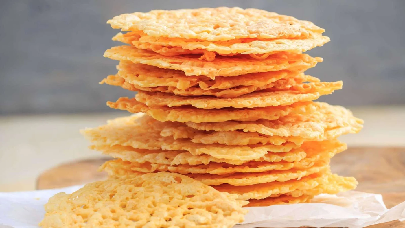 Ein Stapel Parmesan-Chips