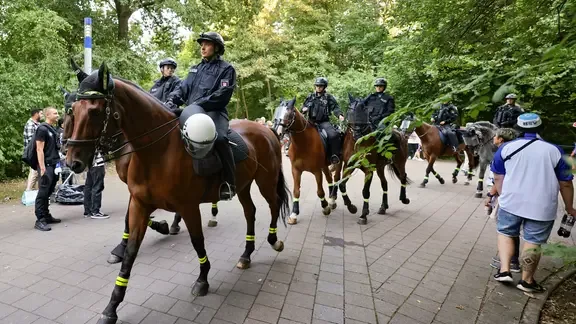 Eine Reiterstaffel der Polizei patrouilliert vor dem Volksparkstadion.
