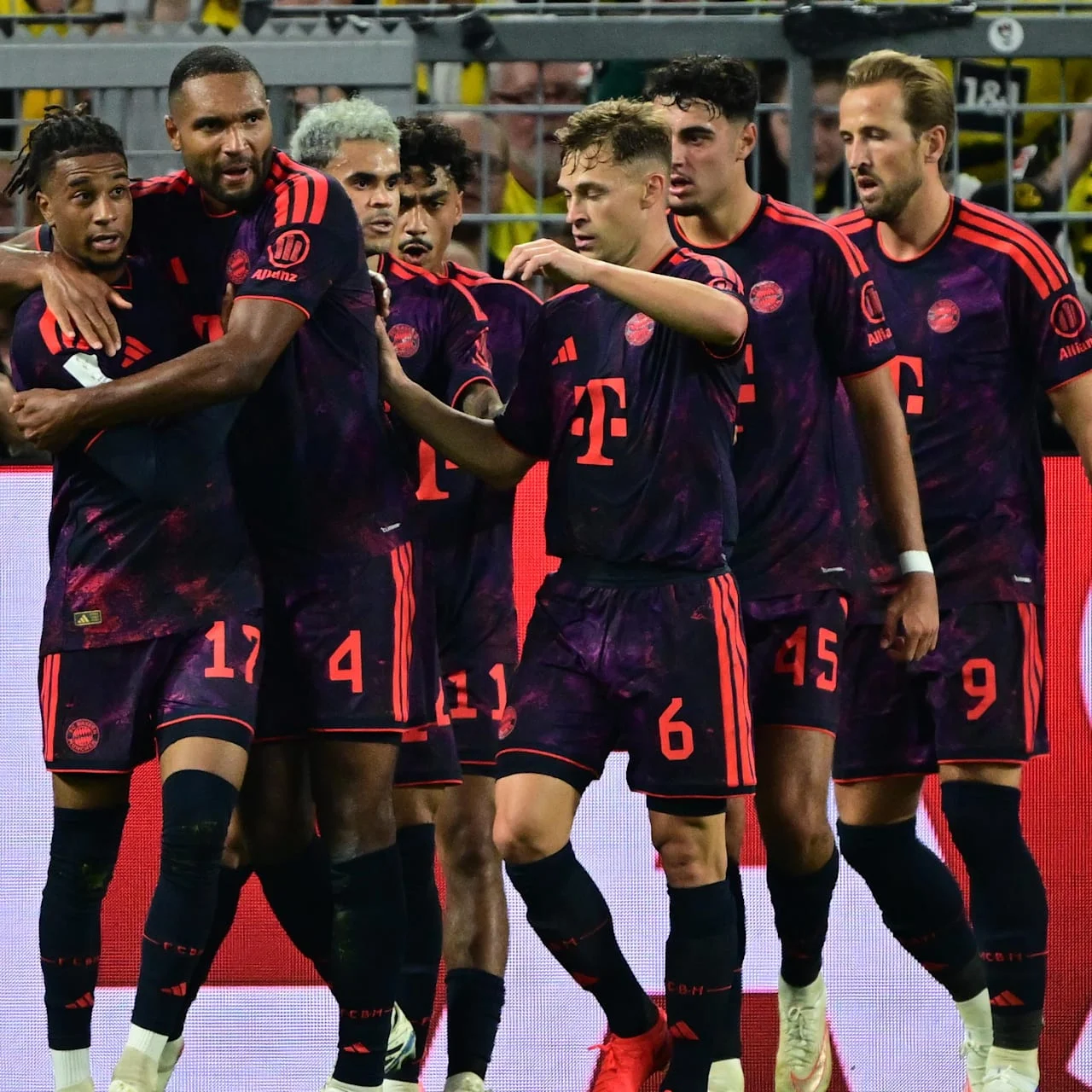 FC Bayern Spieler feiern den Gewinn des Supercups nach einem Sieg gegen den BVB.