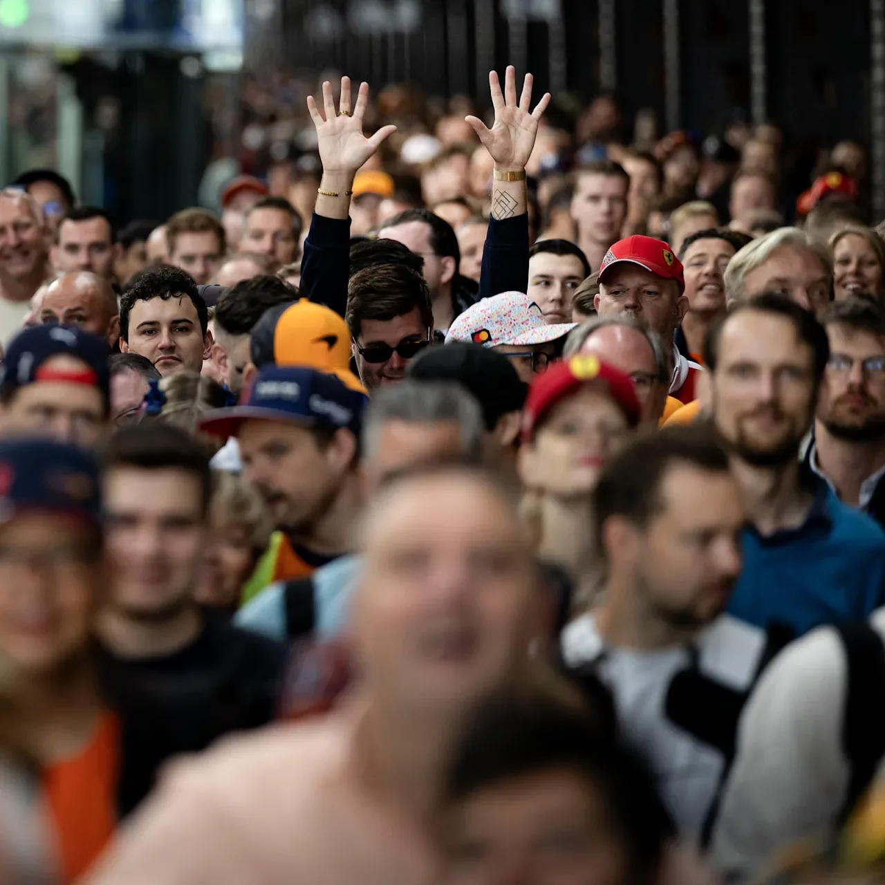 Formel-1-Fans am Bahnhof Amsterdam Centraal bei der Anreise nach Zandvoort.