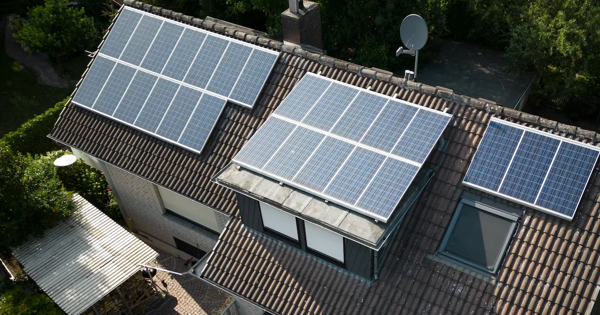 Lastendrohnen auf dem Bau: Wenn Flugroboter statt Kräne Solarmodule heben