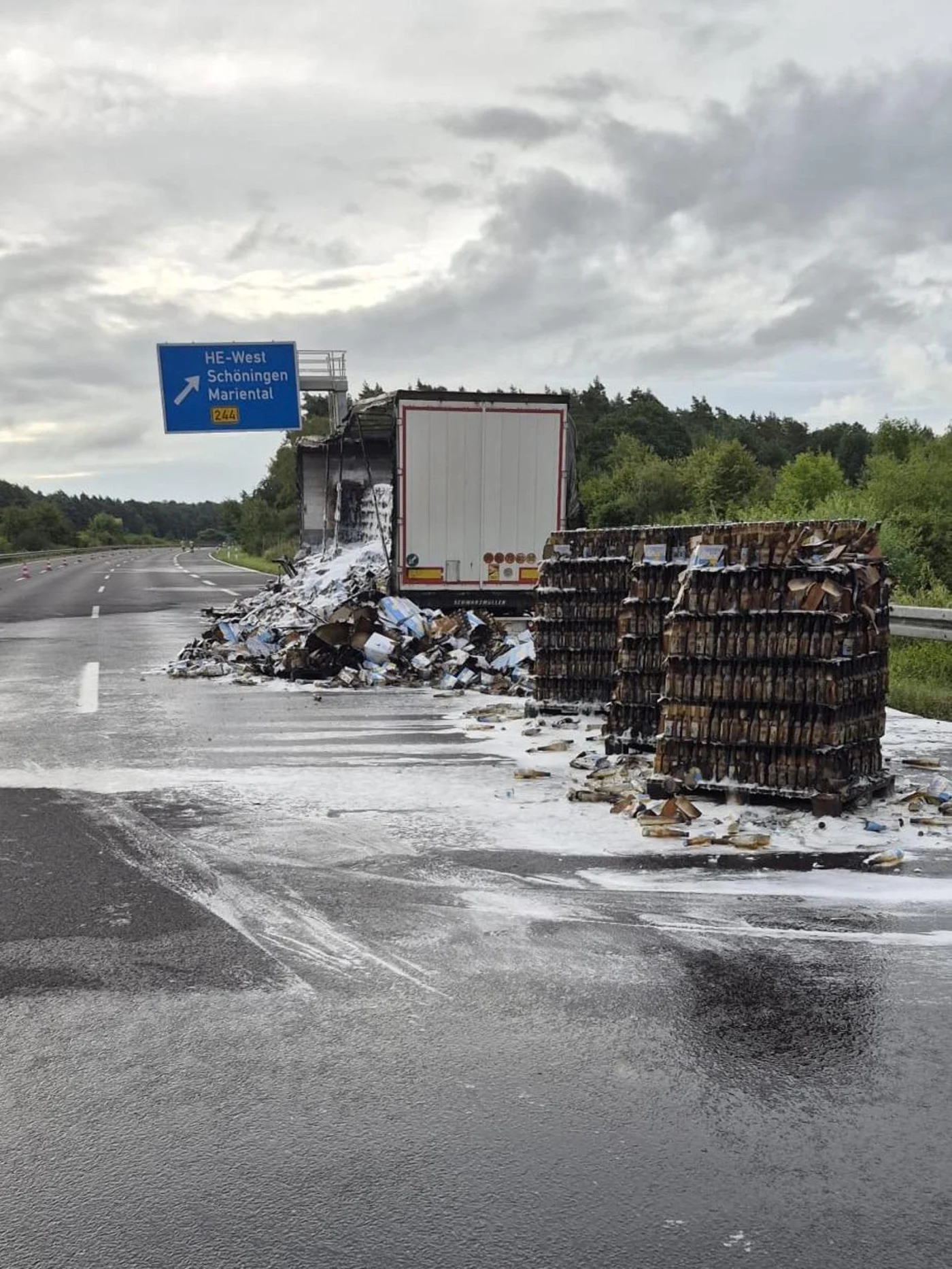 Lkw nach Brand auf A2