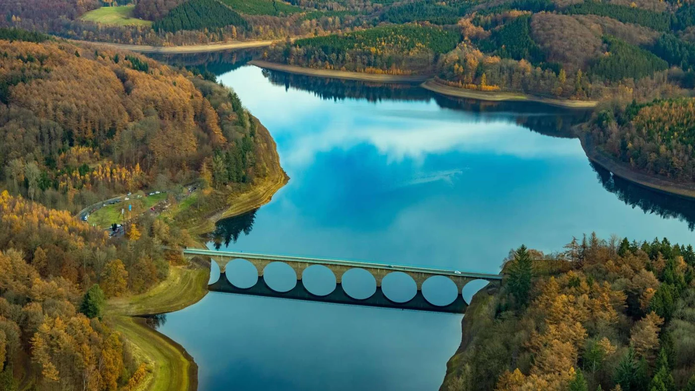 Luftbild der Versetalsperre mit der Klamer Brücke und einem großen See.