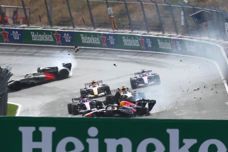 Max Verstappen fliegt in Zandvoort ab