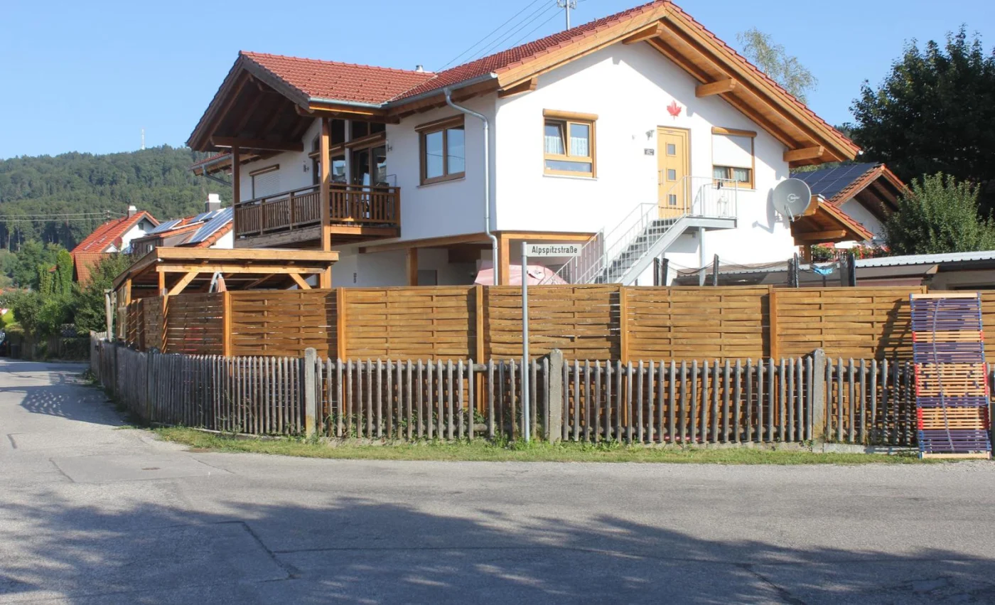 Mit 1,9 Metern zu hoch: Der knapp 20 Meter lange Sichtschutzzaun im Kreuzungsbereich „Zugspitzstraße / Alpspitzstraße).