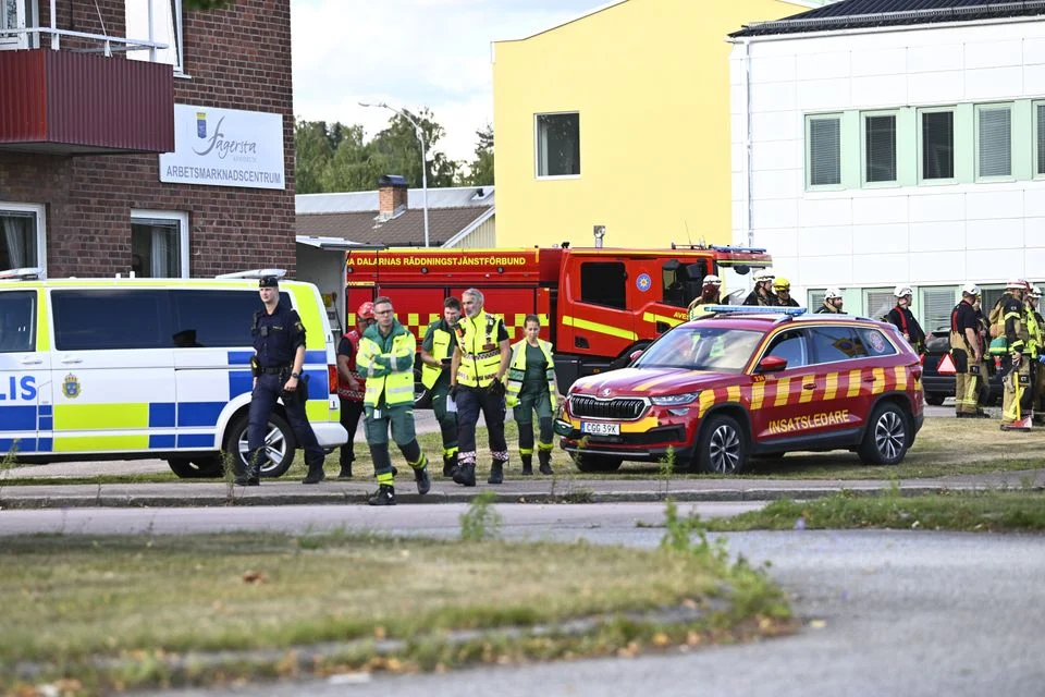 Polizei und Rettungskräfte im Einsatz vor der Brinellskolan in Fagersta, Schweden (am 21. August)