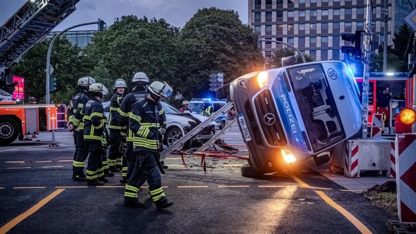 Polizeitransporter in Hamburg nach Kollision umgekippt