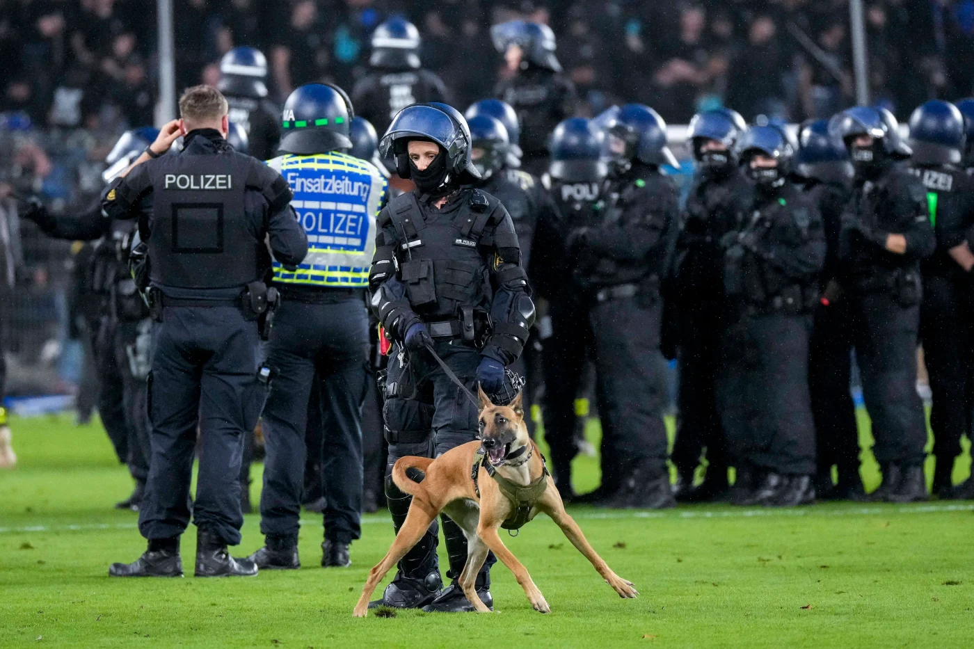 Polizist mit Diensthund während der Ausschreitungen im Mannheimer Carl-Benz-Stadion.