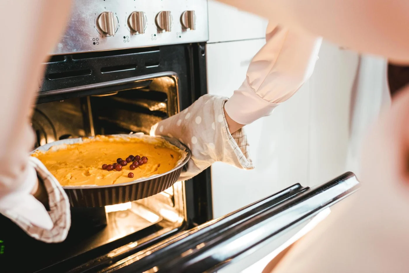 Quiche aus dem Ofen holen