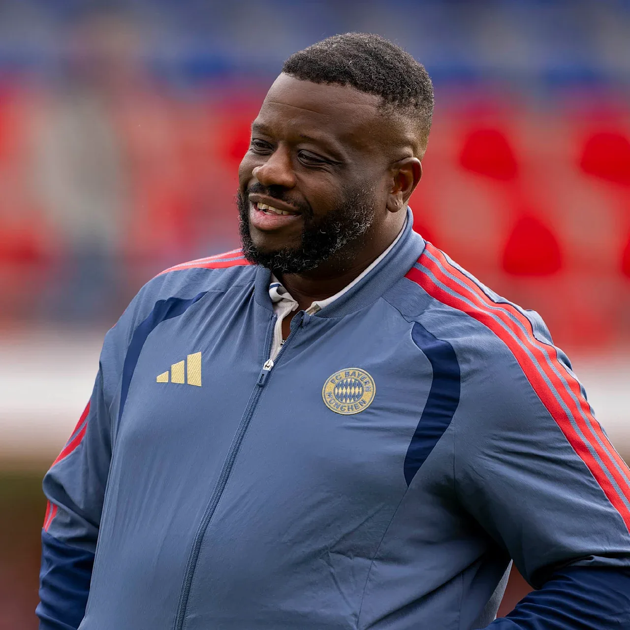 Rodyse Munienge, bekannt als Mr. Aura, beim Einschreiten auf dem Spielfeld.