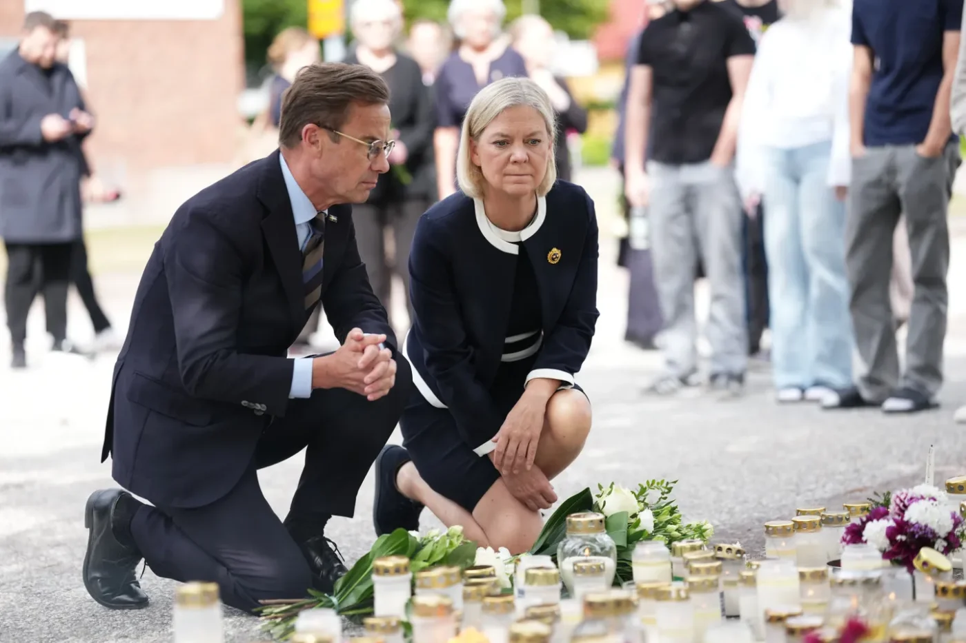 Schwedischer Regierungschef Ulf Kristersson mit Magdalena Andersson, Vorsitzende der Sozialdemokratischen Partei, am Tatort in Fagersta