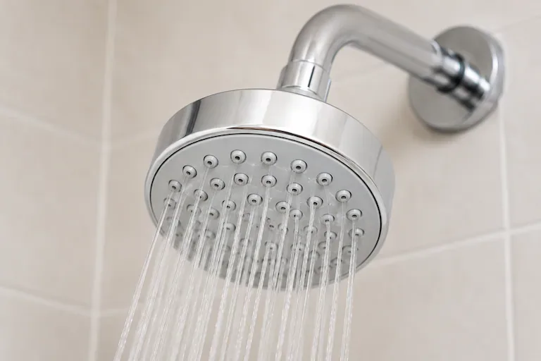 Un mantenimiento sencillo con vinagre blanco o bicarbonato permite eliminar obstrucciones y mejorar la presión del agua.