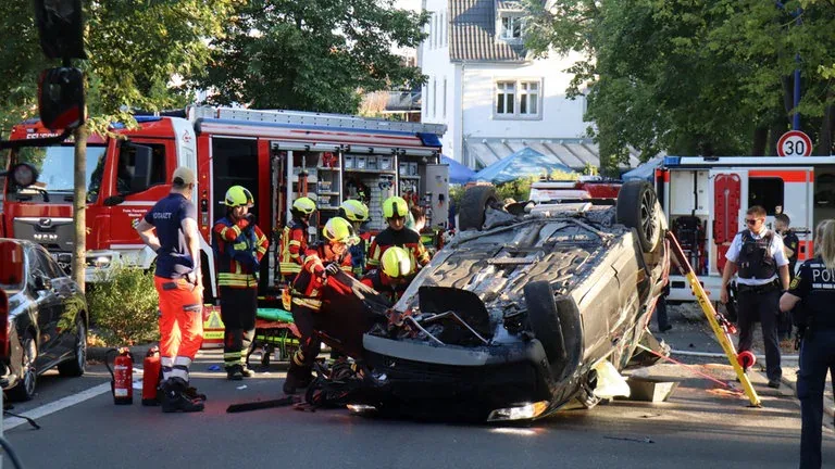 Unfallauto liegt auf dem Dach