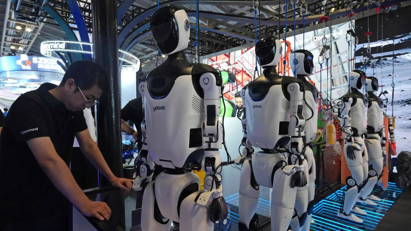 US-Schüler haben dabei geholfen, einen KI-Roboter mit Silikonhaut für ihre Schule zu entwickeln. Doch die Innovation wird massiv kritisiert.