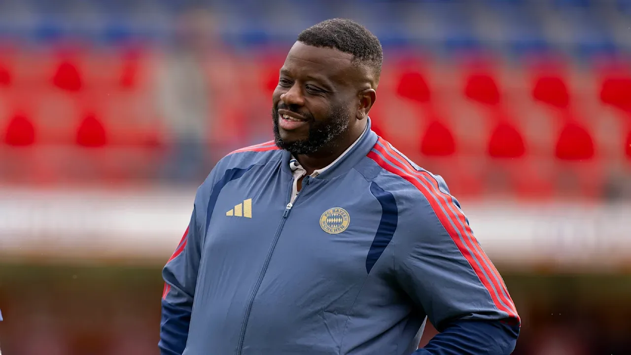 Vom Assistenten zum Bodyguard: Bayerns „Mr. Aura“ stoppt Flitzer beim Supercup