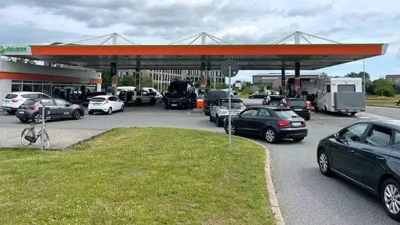 Warteschlange an Tankstelle vor Ende des Tankrabatts